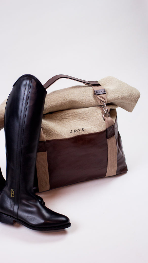 Accesorios de mochila y una bota negra de Javier Morato JMVC
